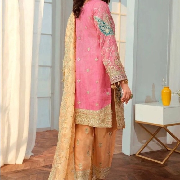 Pakistani designer shalwar kameez. - Picture 2 of 6